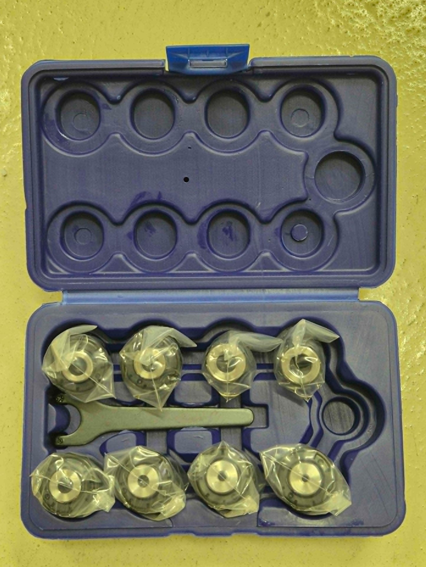 Stroj za vrezovanje navojev do M3 - M16